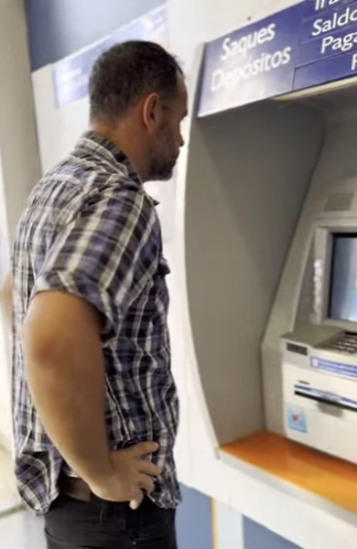 H0411008 Olha com que ela gastou dinheiro do Marido part2