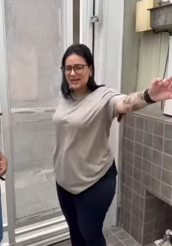 H1005001 Ela tentou corrigir sua sobrinha por seu mal comportamento, mas aconteceu isso part2