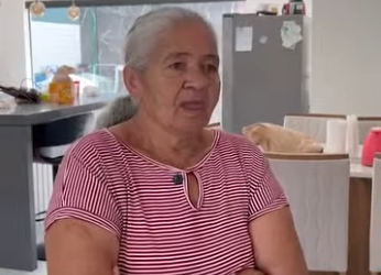 H0819008 mãe de duas filhas que está interessada nos presentes que elas podem lhe dar mais nada part2