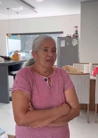 H0819008 mãe de duas filhas que está interessada nos presentes que elas podem lhe dar mais nada part2