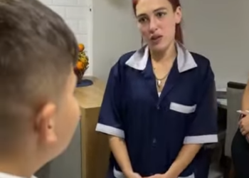 H0609003 Criança malcriada joga fora sua comida seu pai lhe ensina uma grande lição parte 2