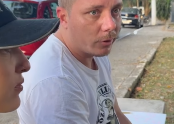 H0815002 Ela ganhou um cartaz de presente ficou furiosa, sem saber que estava por trás disso parte 2