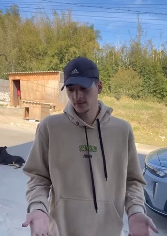 H0914003 Chegou para passar Natal na casa da mãe mais olha de que jeito part2