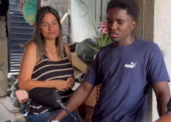 H1018001 Mulher Pula sobe na moto do ladrão que tirou seu dinheiro sua vida muda completamente part2