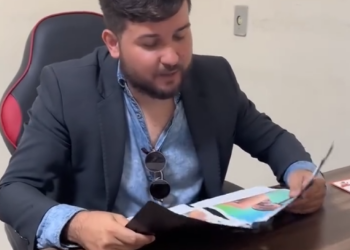 H1018010 Seu vestido ficou preso antes da entrevista de emprego part2