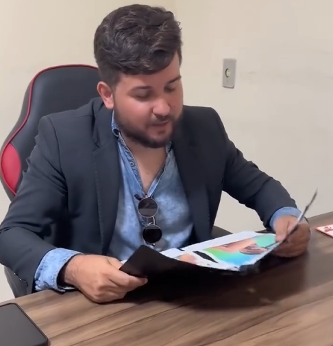 H1018010 Seu vestido ficou preso antes da entrevista de emprego part2