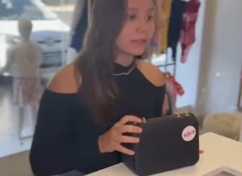 H0302006 Funcionária de loja pega no flagra cliente trocando etiqueta de produtos! part2