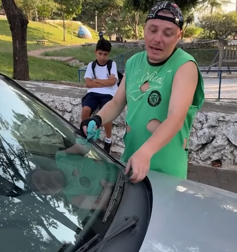 H0915003 Mãe deixa seu filho mimado com morador de rua para lhe dar uma lição parte 2