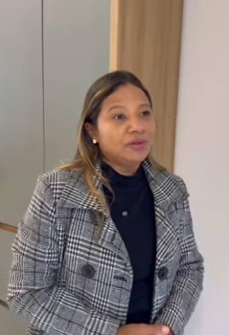 H1203003 Ela vive na rua, tia está cansada das suas noites de festa part2