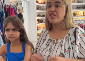 H1215001 Mãe filha insistentes tentaram arruinar dia da vendedora ela respondeu com sorriso parte 2