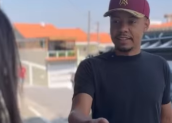 H1218001 Vizinha tirou celular dela para fazer isso, levou uma tremenda lição part2