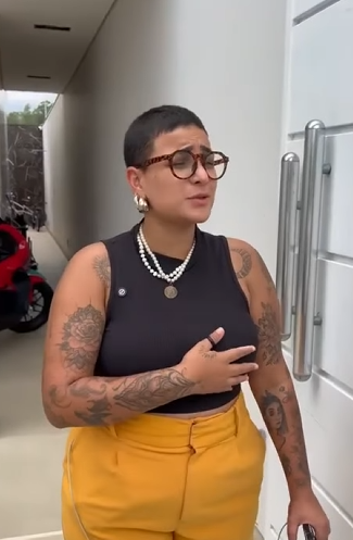 H1219007 Essa mulher era gentil com seus vizinhos mas eles acreditavam que era por interesse isso part2