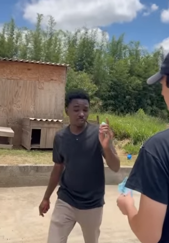 H1309006 Os dois viram quando carteira dela caiu part2