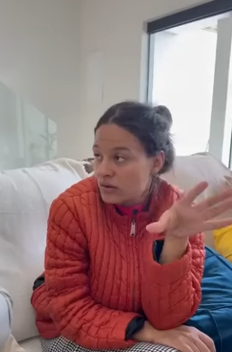 H1216014 Sua mãe lhe enviava dólar por semana ele achava pouco part2