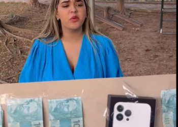 H0109021 namorado deu um cartaz de presente para ela, ela deixou sem saber que estava por trás disso part2