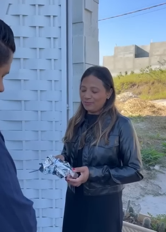 H1216019 Filho leva um presentinho para mãe no dia das mães, ela despreza part2