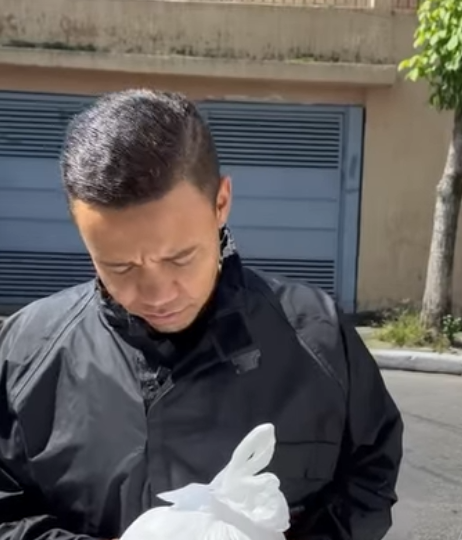 H1518014 Entregador ajudou essa menina de rua part2