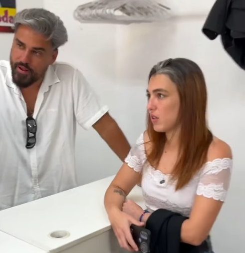 H1415008 Ela quis trocar roupa depois de ter usado part2