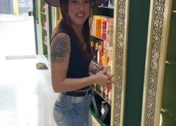 H1415021 Esconderam os perfumes no chapéu part2