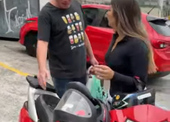 H1509014 Ela colocou uma máquina de cartão no banco de uma moto taxi mas você não vai acreditar porque ela fez isso PARTE 2