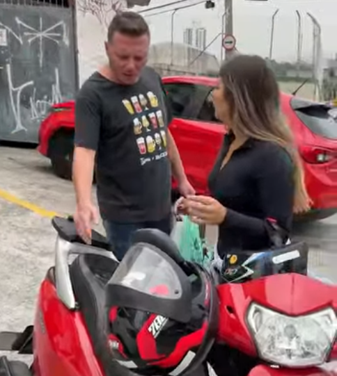 H1509014 Ela colocou uma máquina de cartão no banco de uma moto taxi mas você não vai acreditar porque ela fez isso PARTE 2