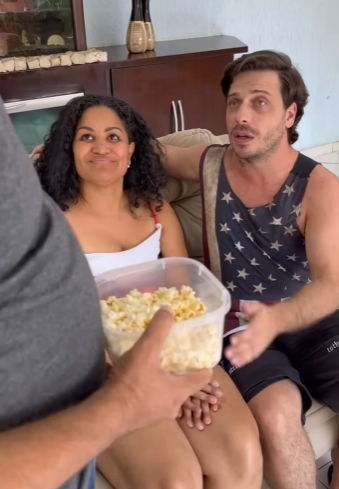 H1501017 Enquanto marido assistia ao futebol, ela aproveitou situação part2