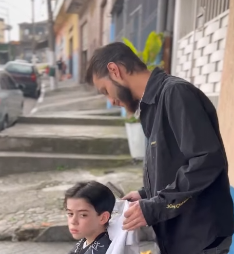 H1604005 Barbeiro não quis cortar cabelo do menino pobre, mas recebe uma lição part2