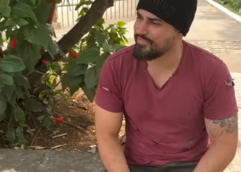 H1509021 Dono de pizzaria se veste de mendigo descobre trabalhador arrogante part2