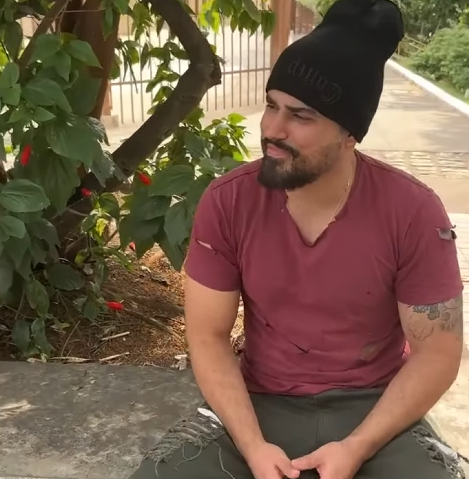 H1509021 Dono de pizzaria se veste de mendigo descobre trabalhador arrogante part2