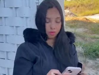 H1516016 Sempre que sua mãe recebe seu pagamento, ela espera na frente da casa PARTE 2