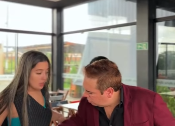 H1622009 Ela na suportava sua companheira de mesa que sempre ficava com as gorjetas o part2