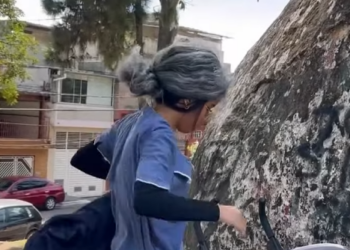 H1918010 Mulher pegou filho dessa pobre ambulante, para amarrar marido ficar com herança part2