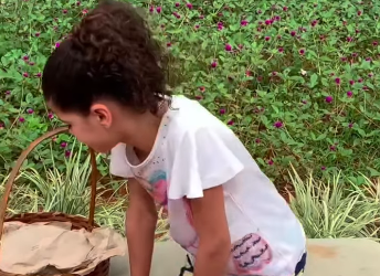 H2017004 quem menos tem são as que mais dão de coração, pela sua bondade ela ganhou algo que mudou sua vida! part2