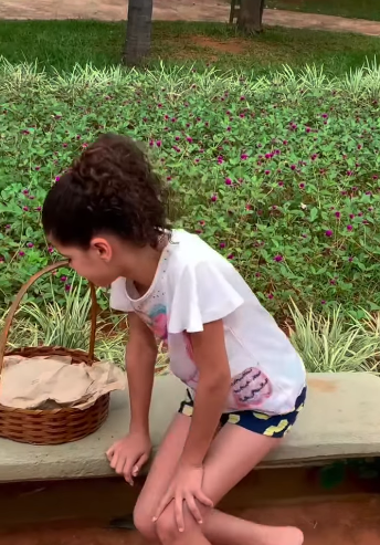 H2017004 quem menos tem são as que mais dão de coração, pela sua bondade ela ganhou algo que mudou sua vida! part2