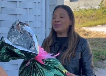 H0503006 Filho leva um presentinho para mãe no dia das mães, ela despreza part2