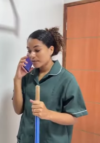 H2006005 Miliona ria testa seus funciona rios lhes da uma grande recompensa part2