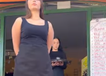 H1604016 Mendiga ficou rica lavando louça part2