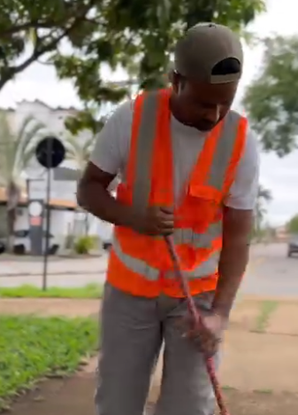 H1901021 Ela deu esse tratamento ao varredor do parque, mas foi ele quem ajudou no seu pior momento part2