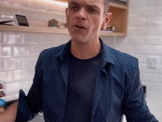 H1908016 Não está certo,eu saiu pra trabalhar minha Esposa quer ficar dia todo batendo papo com amigas sem fazer nada,ainda acha que tá certa part2