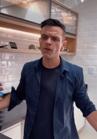 H1908016 Não está certo,eu saiu pra trabalhar minha Esposa quer ficar dia todo batendo papo com amigas sem fazer nada,ainda acha que tá certa part2