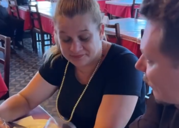 H1909015 Ele maltratava as pessoas na rua até que sua filha lhe ensinou uma grande lição PARTE 2