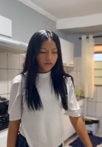 H2115007 Garota mimada recebe lição part2