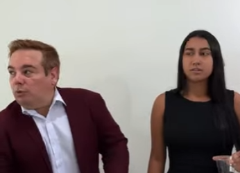 H2122010 Eles estavam comemorando seu aniversa rio, mas ela na esperava que seu marido guardasse um segunda part2