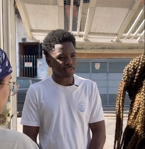 H2218009 Ele chega de viagem para conhecer essa garota essa foi reação dele part2