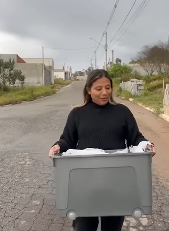 H2216012 Mãe vendeu leite do seu bebê para comprar roupas parte 2