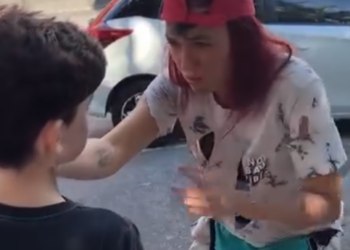 H2209014 Ela deu dinheiro do pai para as pessoas na rua part2