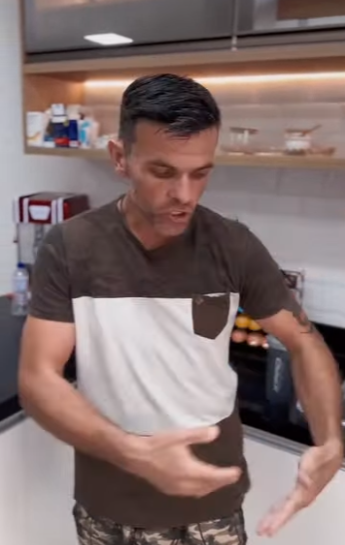 H2208011 Na minha casa as regras são minhas,não gosto que entre com calçado não importa quem seja,se não gosta então não venha parte 2