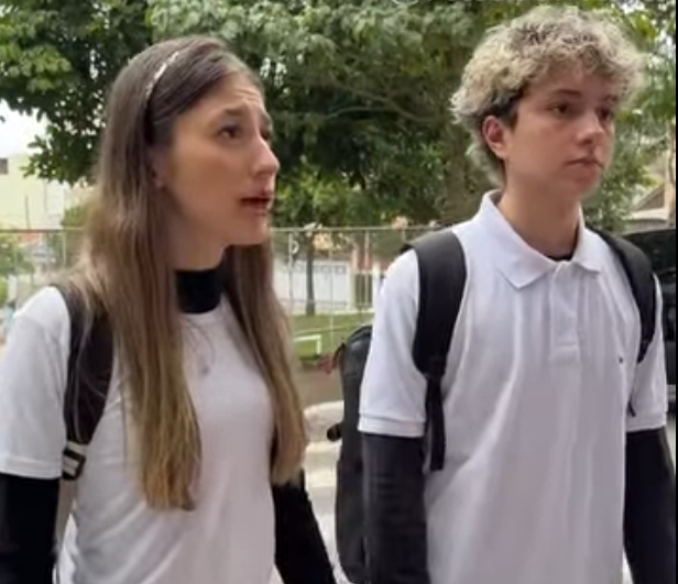 H2409009 Estudante pede seu namorado de anos em casament part2