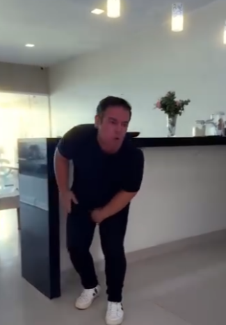 H2606011 garota se trocou na frente dos outros voce na part2