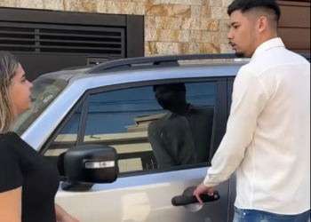 H0109003 Trocar de roupa repetidamente não faz de você uma pessoa melhor part2